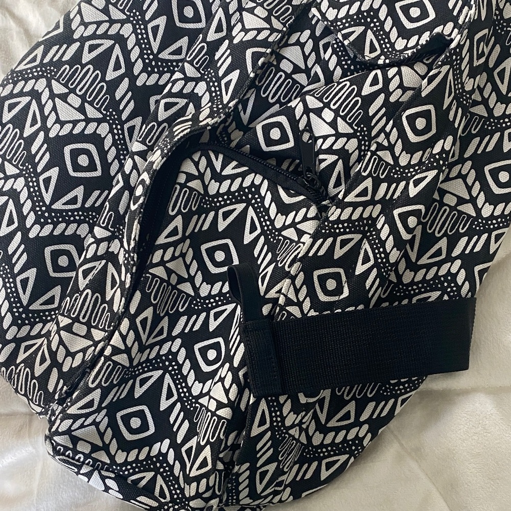 Kavu Black and White Geometric Patterned Rope Sling Bag - Picture 7 of 12